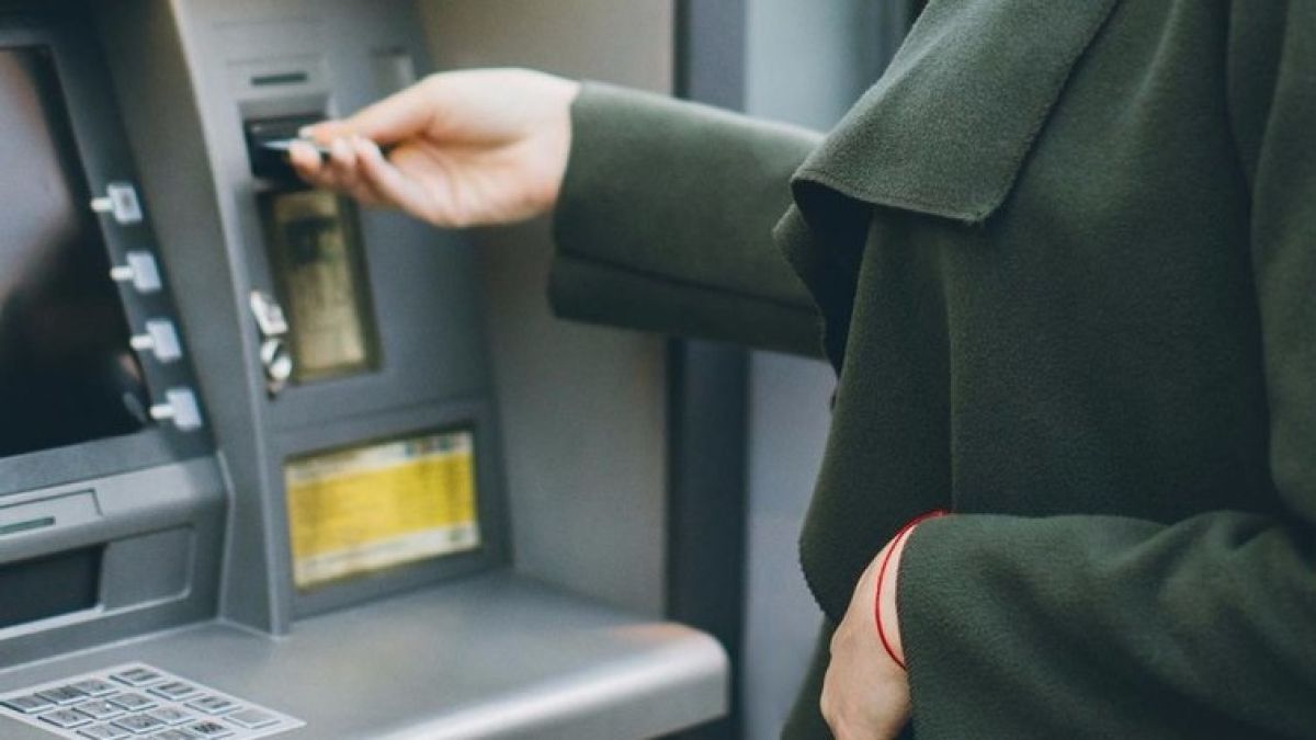 Ограбление у банкомата: барнаулец выхватил из рук женщины тысячу рублей и убежал