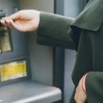 Ограбление у банкомата: барнаулец выхватил из рук женщины тысячу рублей и убежал