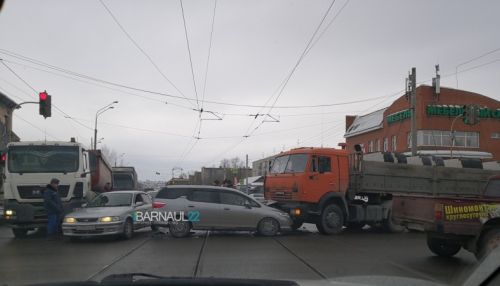 Движение трамваев полностью встало в районе Челюскинцев в Барнауле