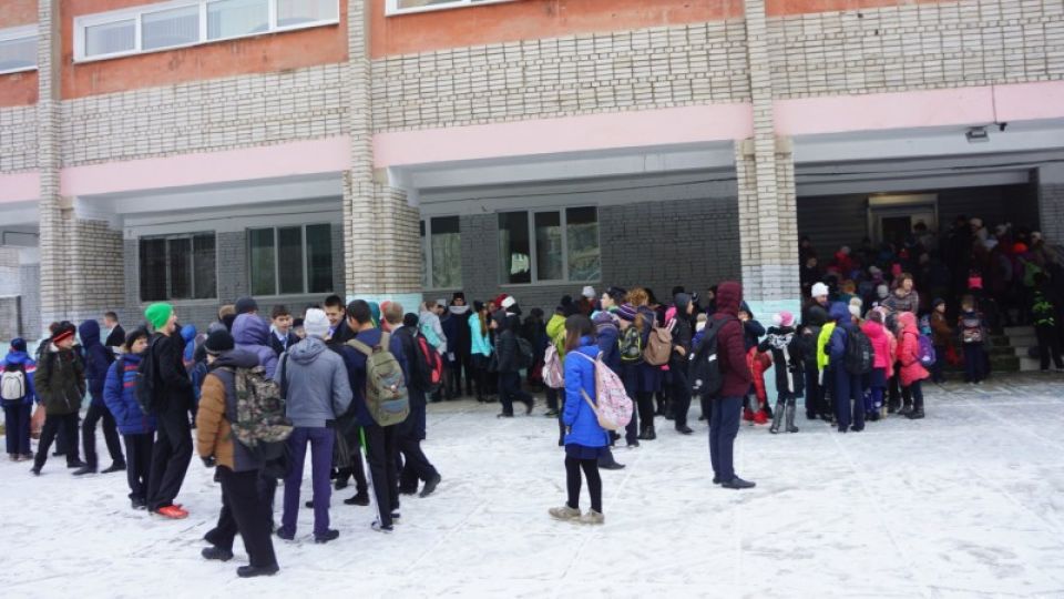 Московские школы и ТЦ вновь получили письма о бомбах