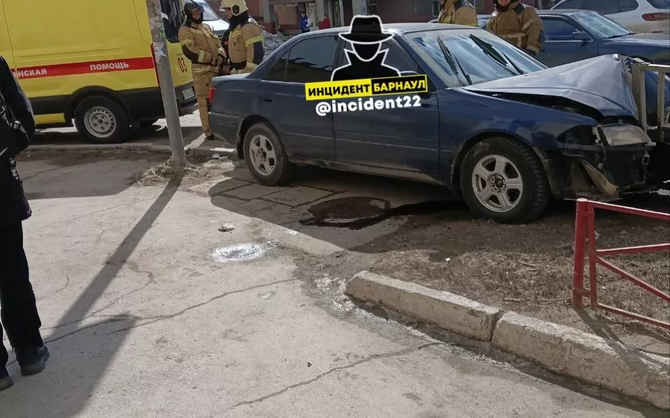 Легковушка протаранила ограждение в центре Барнаула