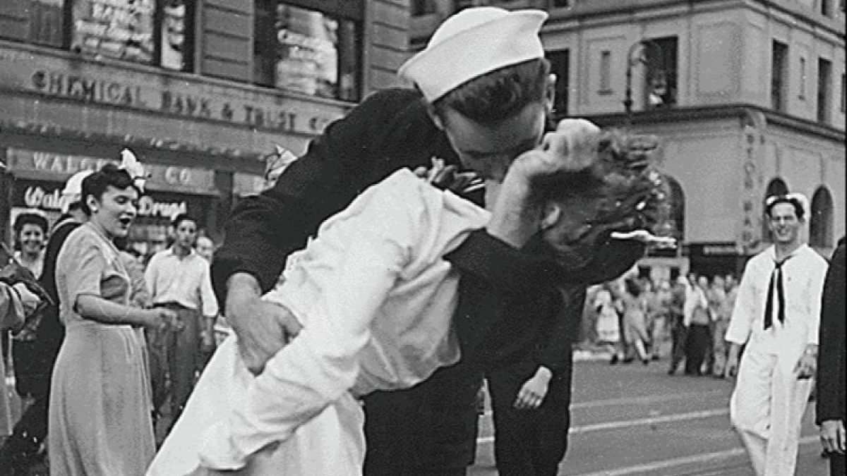 Герой фото "Поцелуй на Таймс-сквер" умер в США