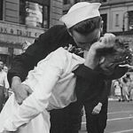 Герой фото Поцелуй на Таймс-сквер умер в США