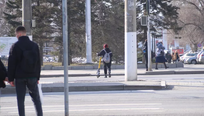 Жителя Алтайского края арестовали за хмельную езду на самокате без прав