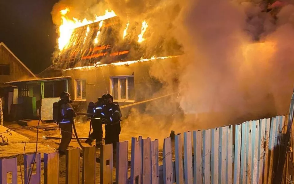 230 квадратов огня и погибшая: ночью в Барнауле и Новоалтайске произошли пожары