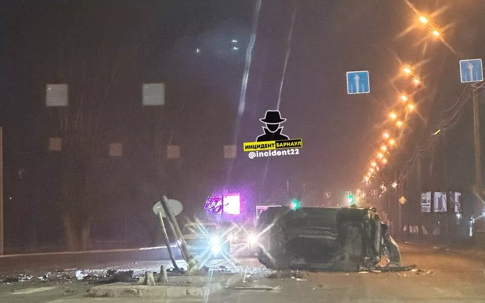 В Барнауле на Павловском тракте пьяный водитель сбил столбы и перевернулся