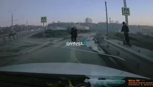 В Барнауле подростки на электросамокатах едва не попали под колеса машины
