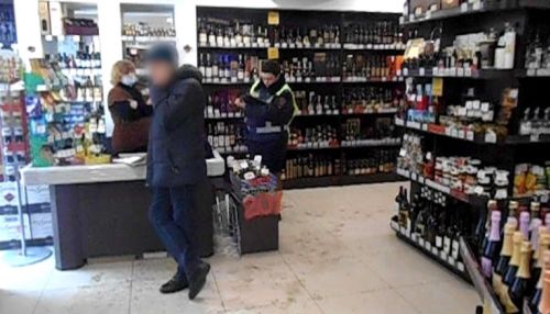 Мужчина украл из магазина в Барнауле дорогой виски и укатил на иномарке