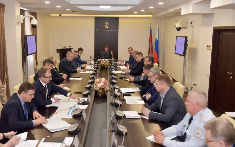 Все по порядку. В мэрии Барнаула прошло совещание по синхронизации ремонтных работ
