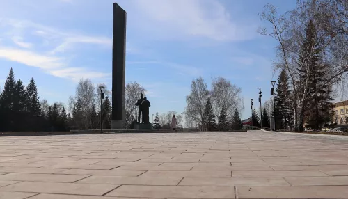 Барнаульцы поспорили об уместности лавочек и урн на Мемориале Славы
