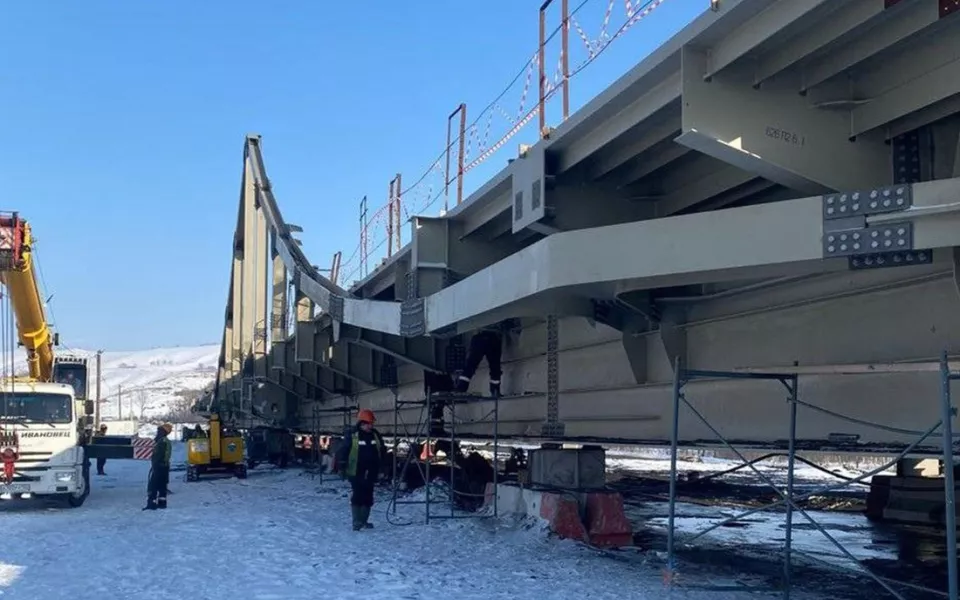 Строительство моста между двумя Алтаями вошло в активную фазу