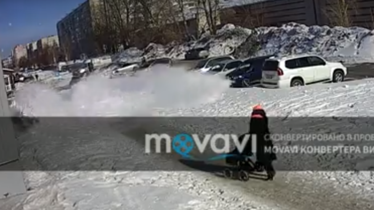 Огромная снежная глыба рухнула рядом с женщиной и младенцем в Барнауле