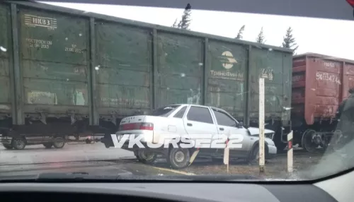 В Барнауле грузовой поезд смял легковой автомобиль