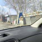 В Бийске к мусорным контейнерам вынесли гроб. Фото