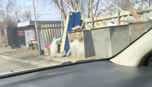 В Бийске к мусорным контейнерам вынесли гроб. Фото