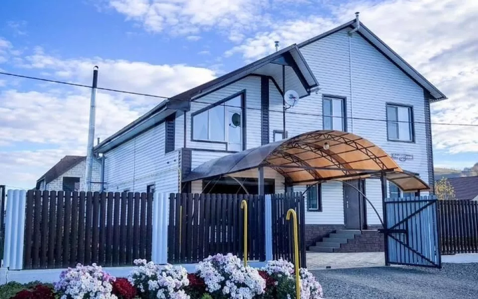 Коттедж со спортзалом и плодоносящим садом продают за 49 млн рублей в Горном Алтае