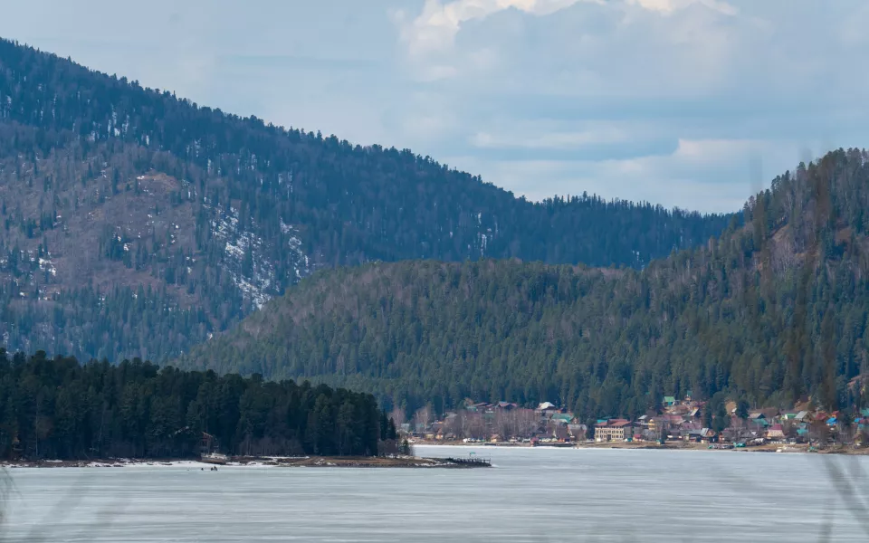 Рухнул прямо в Телецкое: подробности жесткой посадки вертолета в Горном Алтае