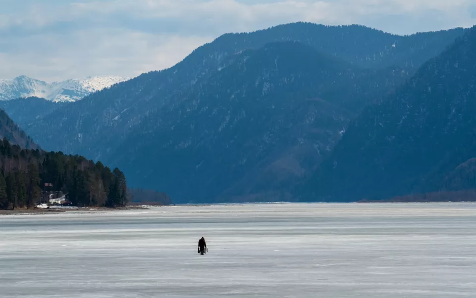Лед, цветение и синие горы: как Телецкое озеро просыпается от зимнего сна. Фото