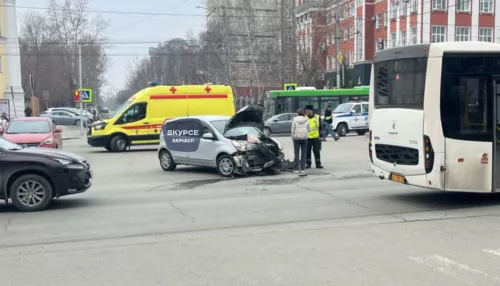 Соцсети: человек пострадал в жестком ДТП в центре Барнаула