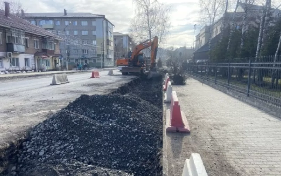 С приходом тепла в Горно-Алтайске возобновился ремонт улицы Чорос-Гуркина