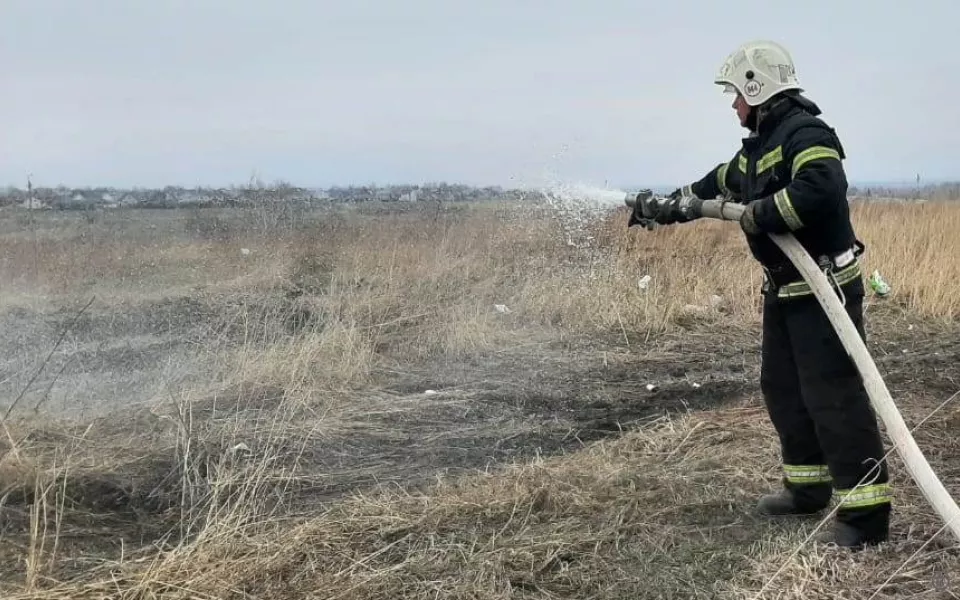 Чтобы не было беды: в Барнауле начали сезонный отжиг сухой травы