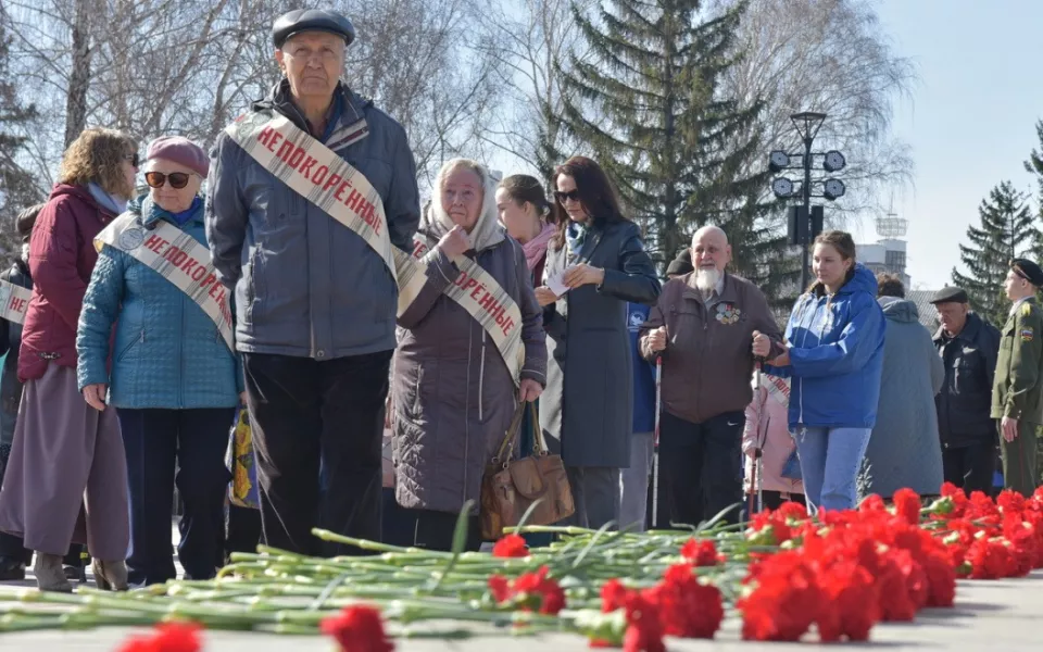В Барнауле возложили цветы к Мемориалу Славы в память об узниках концлагерей