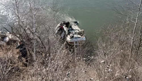 В Республике Алтай водитель погиб после падения машины в Катунь