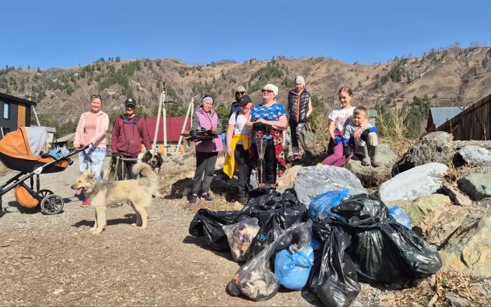 На Алтае сельчане выгребли около 300 кг мусора с берега Катуни