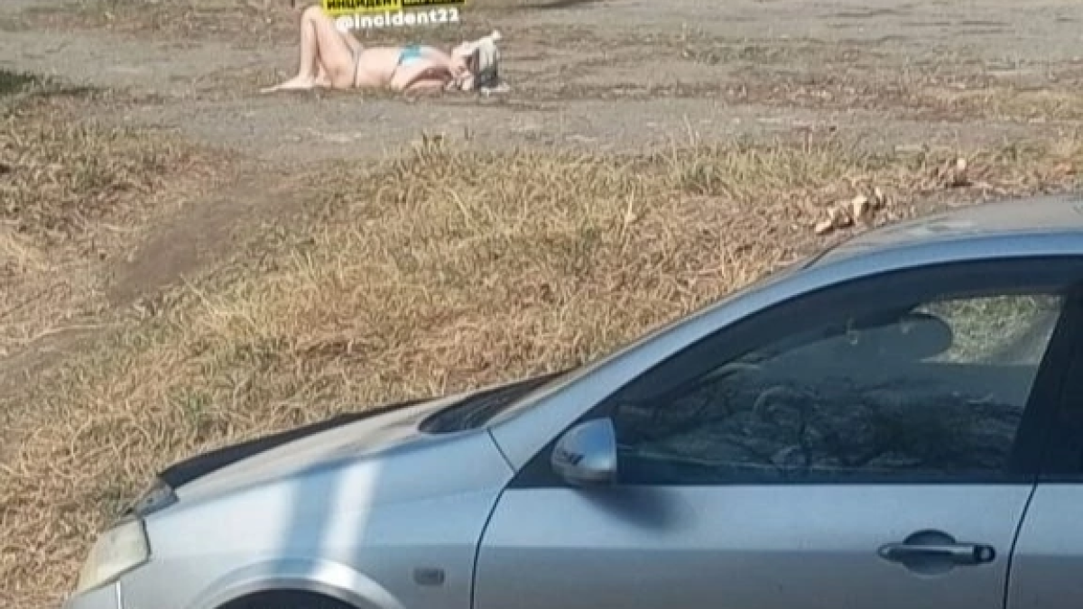 Женщина загорает в Барнауле