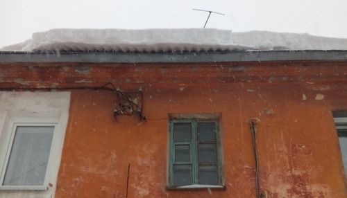 Глыба льда с крыши сломала козырек подъезда в Барнауле