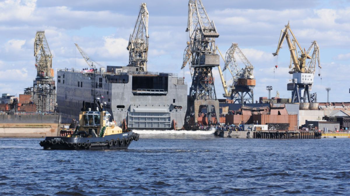 Строящийся ледокол "Урал" загорелся в Петербурге