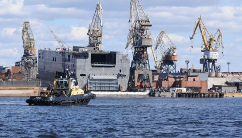 Строящийся ледокол Урал загорелся в Петербурге