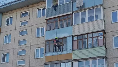 В Барнауле спасатели попали в квартиру через балкон и помогли пенсионерке