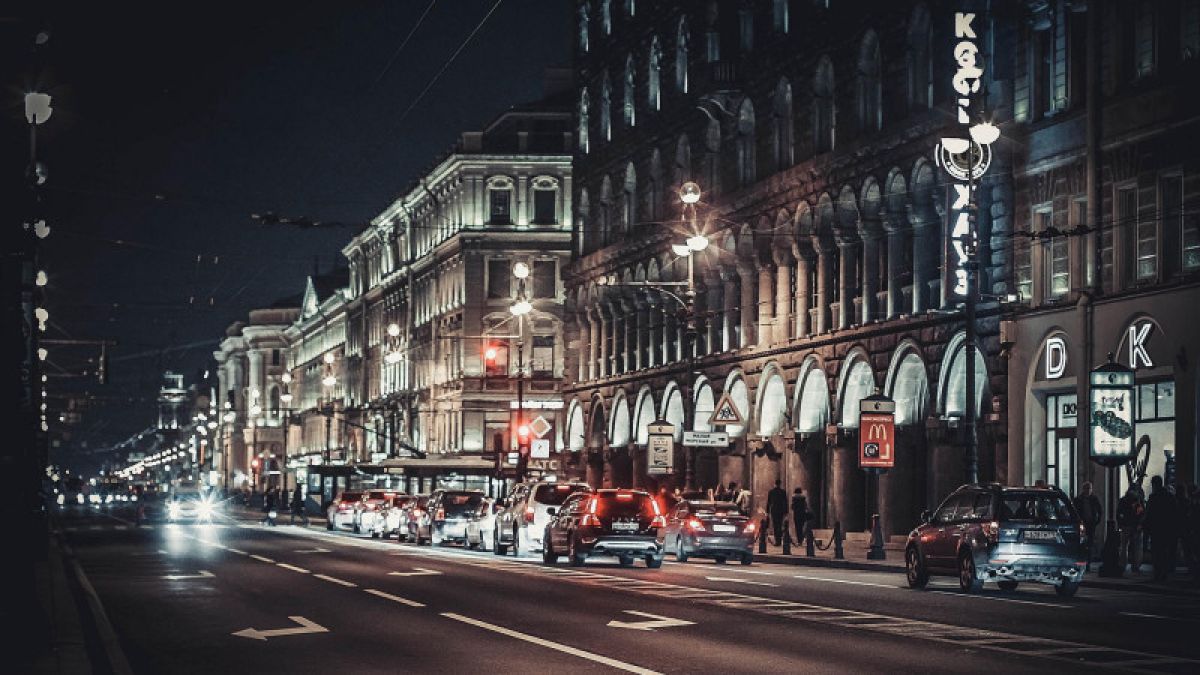 BMW насмерть задавил двух пешеходов на тротуаре в Петербурге 