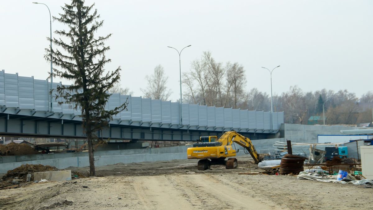Недостроенная развязка на Змеиногорском тракте в Барнауле. Апрель 2025 года