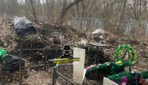 Жители Барнаула жалуются на мусор на Власихинском кладбище. Фото