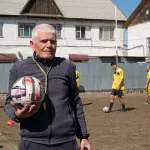 Тюремный Пеле: как 86-летний заключенный на Алтае делает из осужденных чемпионов
