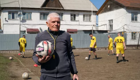 Тюремный Пеле: как 86-летний заключенный на Алтае делает из осужденных чемпионов
