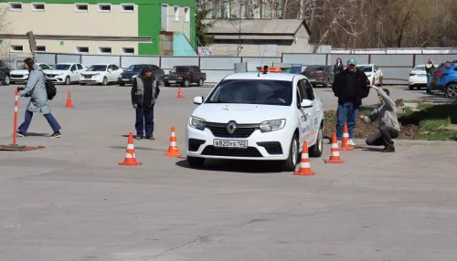 Терентьев передал приз победителю Всероссийского конкурса таксистов в Барнауле