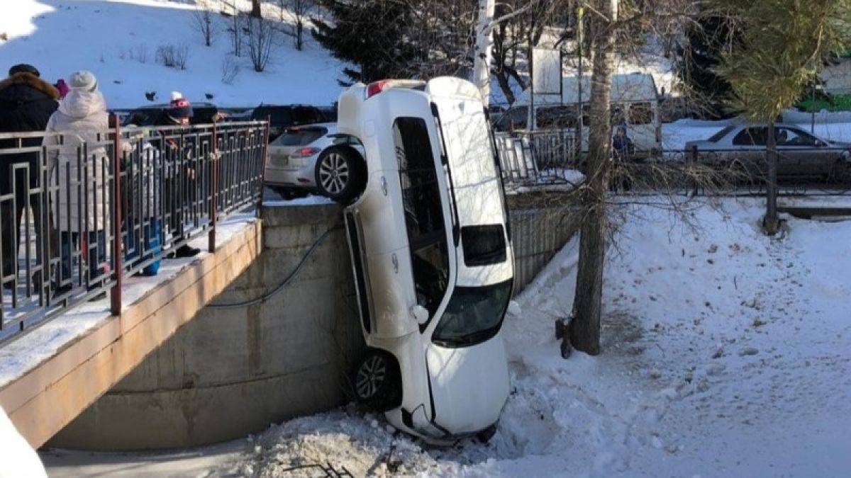 Автокран уронил джип с моста при эвакуации в Белокурихе