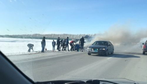 Автомобиль загорелся на трассе под Барнаулом