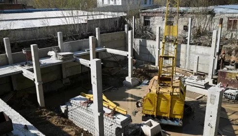Затянувшаяся стройка на ул. Петра Сухова, 34 в Барнауле продолжается