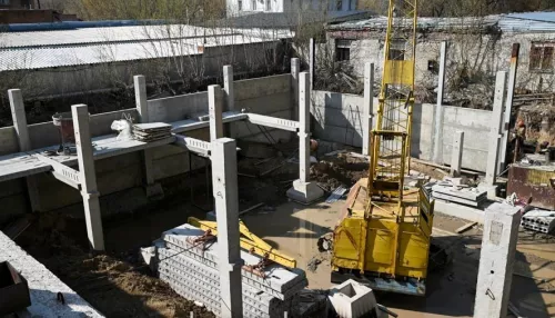 Затянувшаяся стройка на ул. Петра Сухова, 34 в Барнауле продолжается