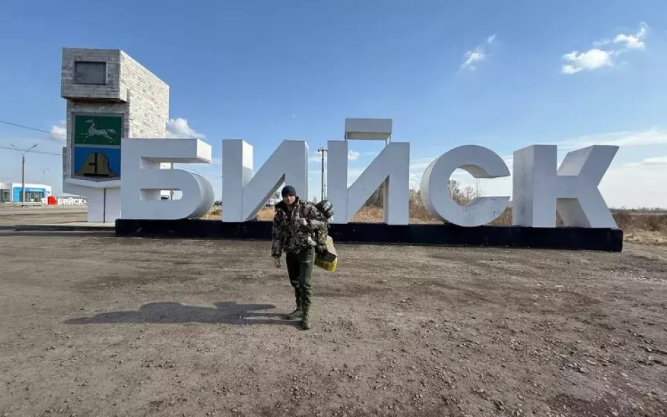 Алтайский путешественник пешком идет из Бийска до Новосибирска