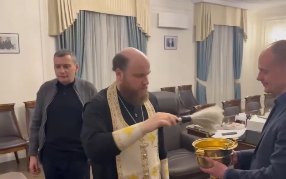 Врио главы Курской области Хинштейн освятил кабинет после ареста предшественника