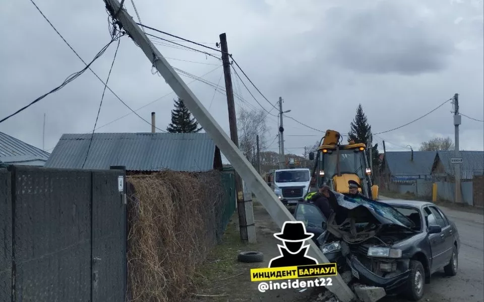 В барнаульском селе легковушка снесла столб. Фото