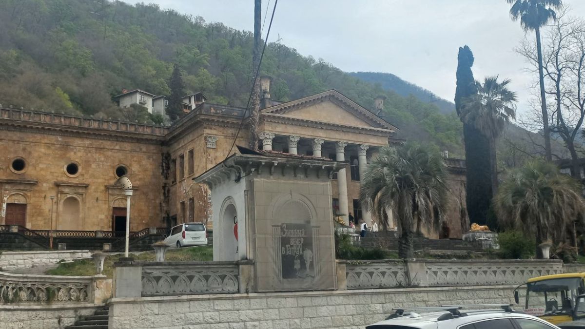 СМИ: РФ выделит 250 млн рублей для абхазских предпринимателей Абхазия. Бывший кинотеатр "Гагра".