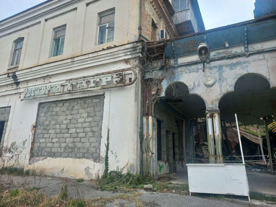 Абхазия. Заброшенный ресторан "Гагра", в котором бывали многие известные российские артисты и политики. Абхазия. Заброшенный ресторан "Гагра", в котором бывали многие известные российские артисты и политики.