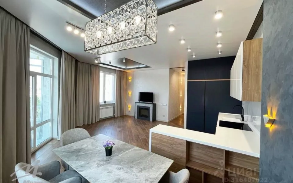 Квартиру с панорамными лоджиями на видовом этаже продают в Барнауле за 20 млн рублей