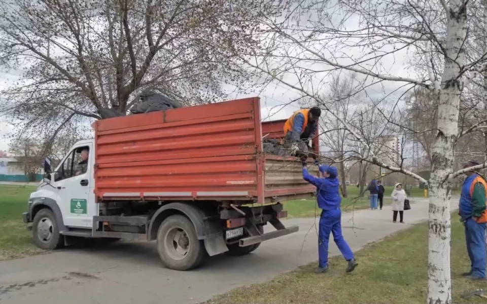 Чистый четверг: в Барнауле продолжается весенняя санитарная очистка